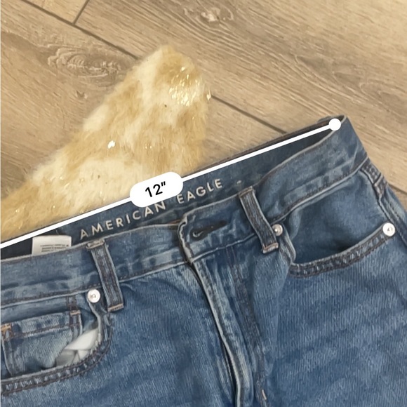 American eagle high rise distressed mom jeans - Picture 3 of 5